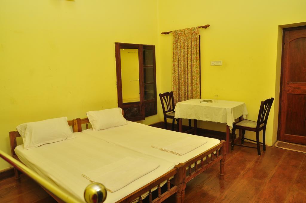 Bed and Breakfast Toms Old Mansion à Kochi Extérieur photo